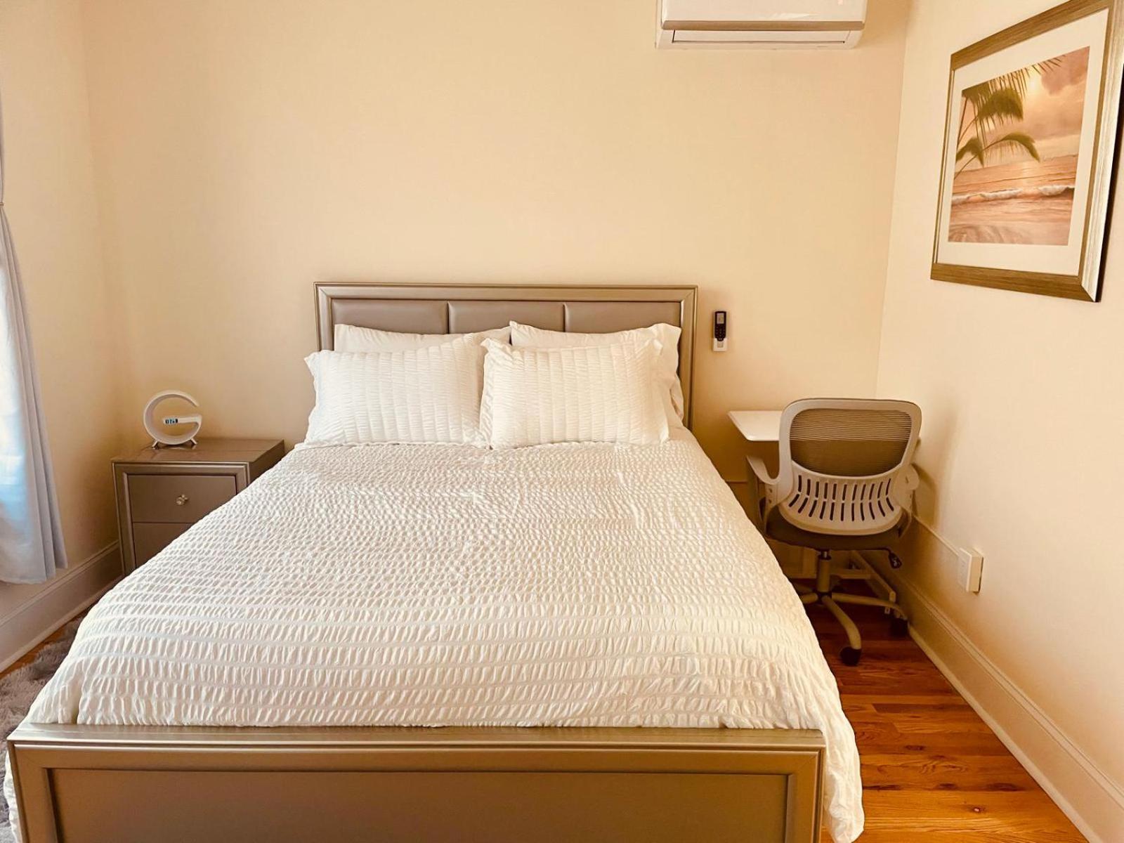 Appartamento Ooohlala! 2 Beds And 2 Full Baths W/Free Parking Newark Esterno foto