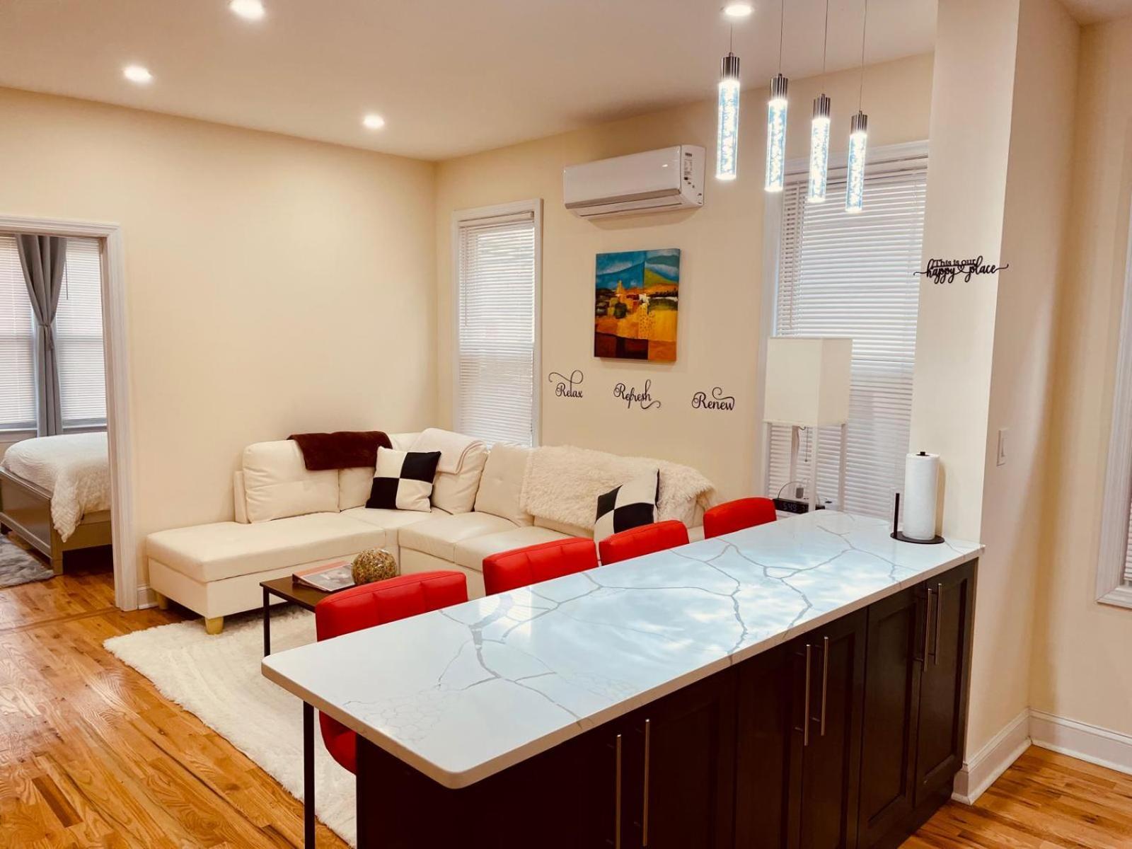 Appartamento Ooohlala! 2 Beds And 2 Full Baths W/Free Parking Newark Esterno foto