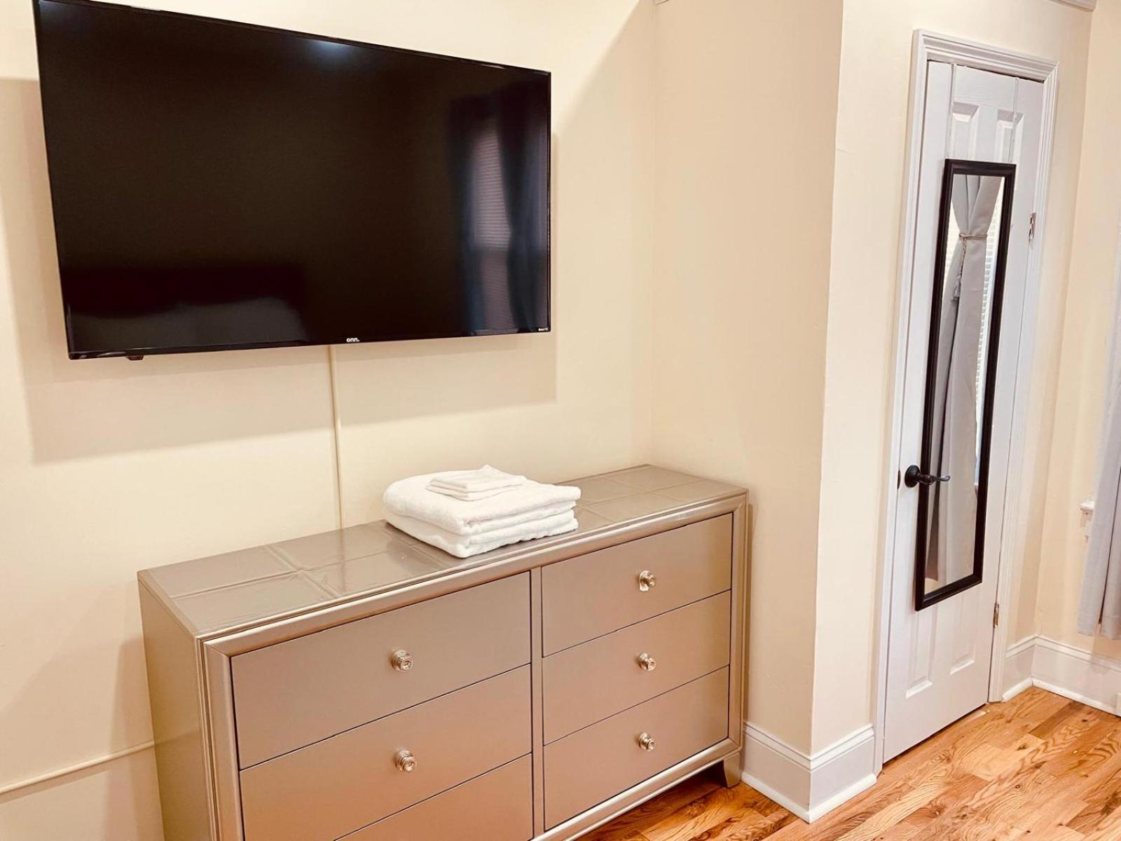 Appartamento Ooohlala! 2 Beds And 2 Full Baths W/Free Parking Newark Esterno foto