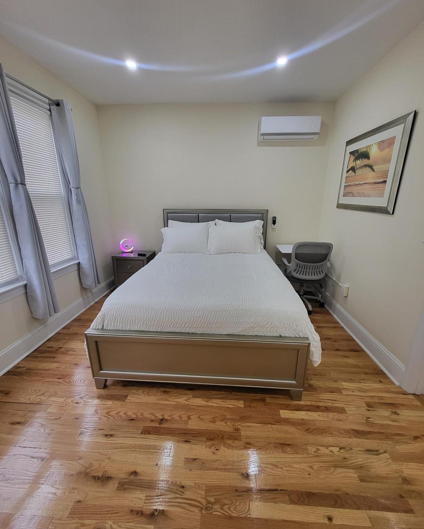 Appartamento Ooohlala! 2 Beds And 2 Full Baths W/Free Parking Newark Esterno foto
