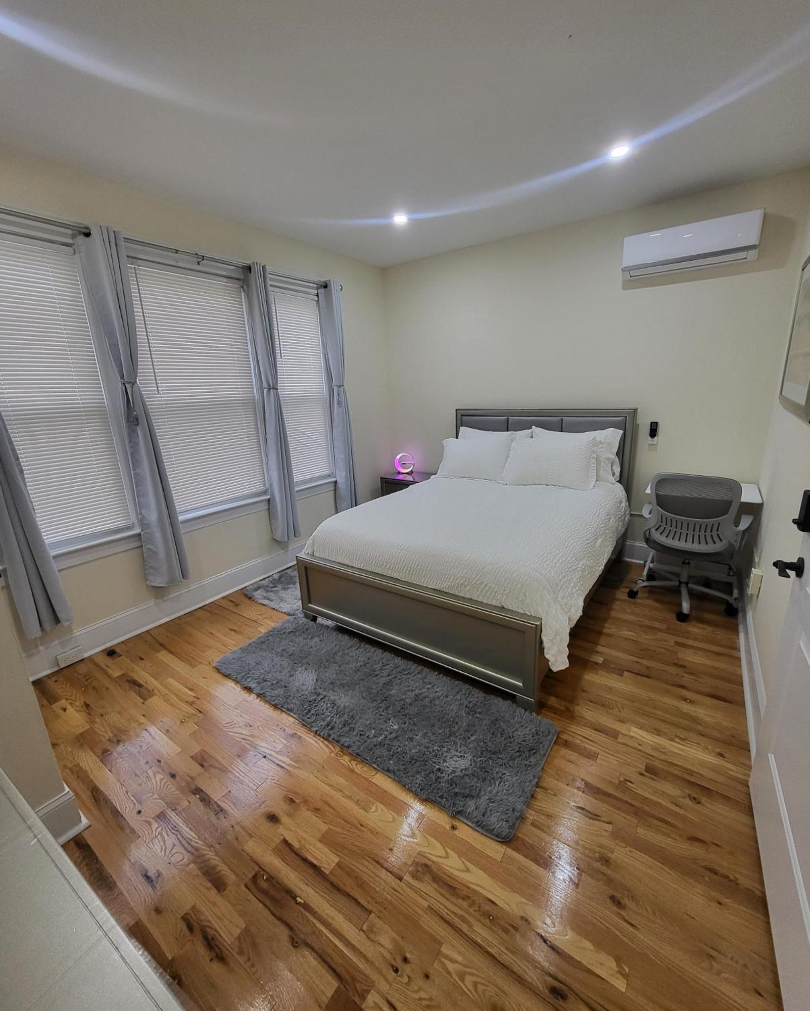 Appartamento Ooohlala! 2 Beds And 2 Full Baths W/Free Parking Newark Esterno foto