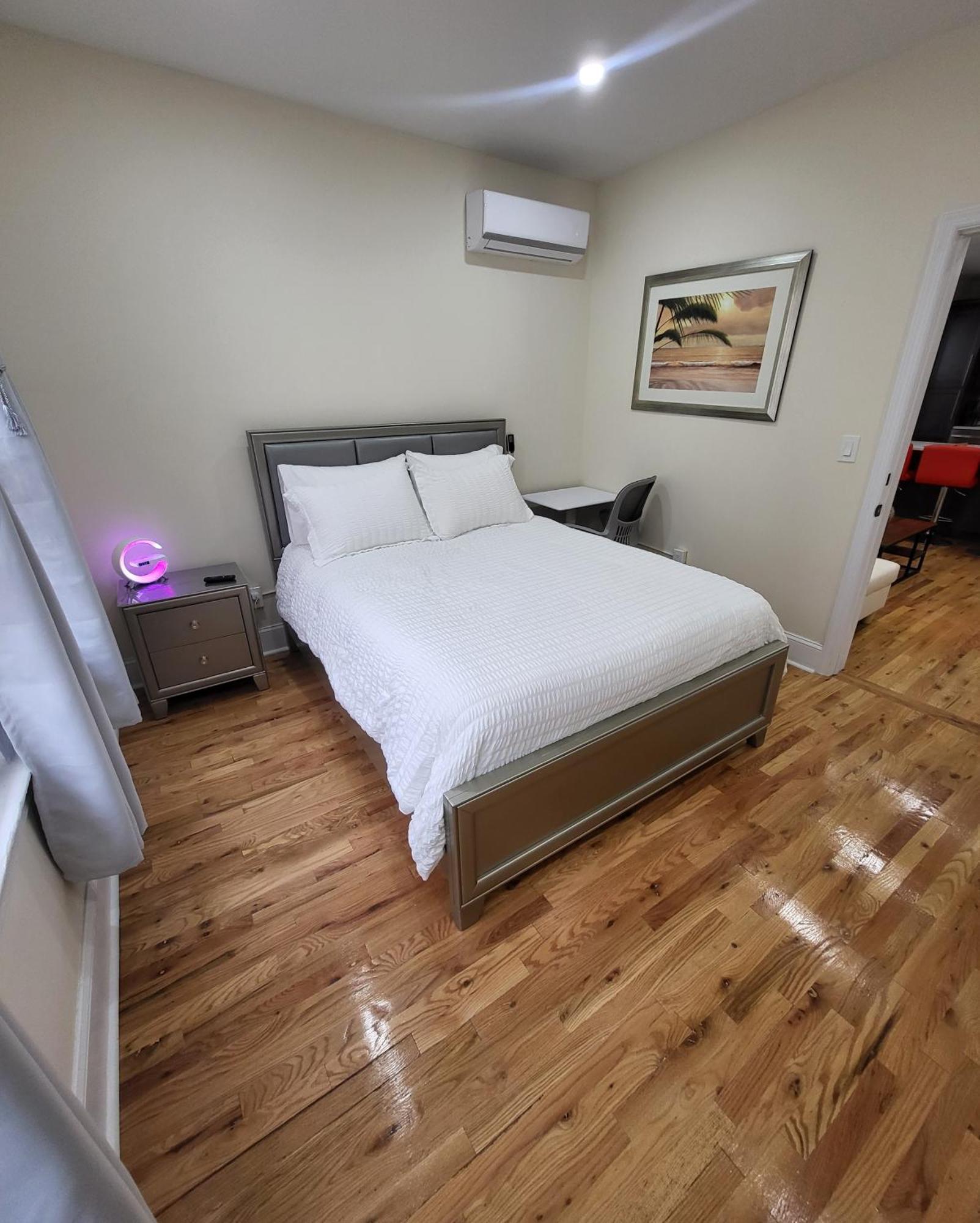 Appartamento Ooohlala! 2 Beds And 2 Full Baths W/Free Parking Newark Esterno foto