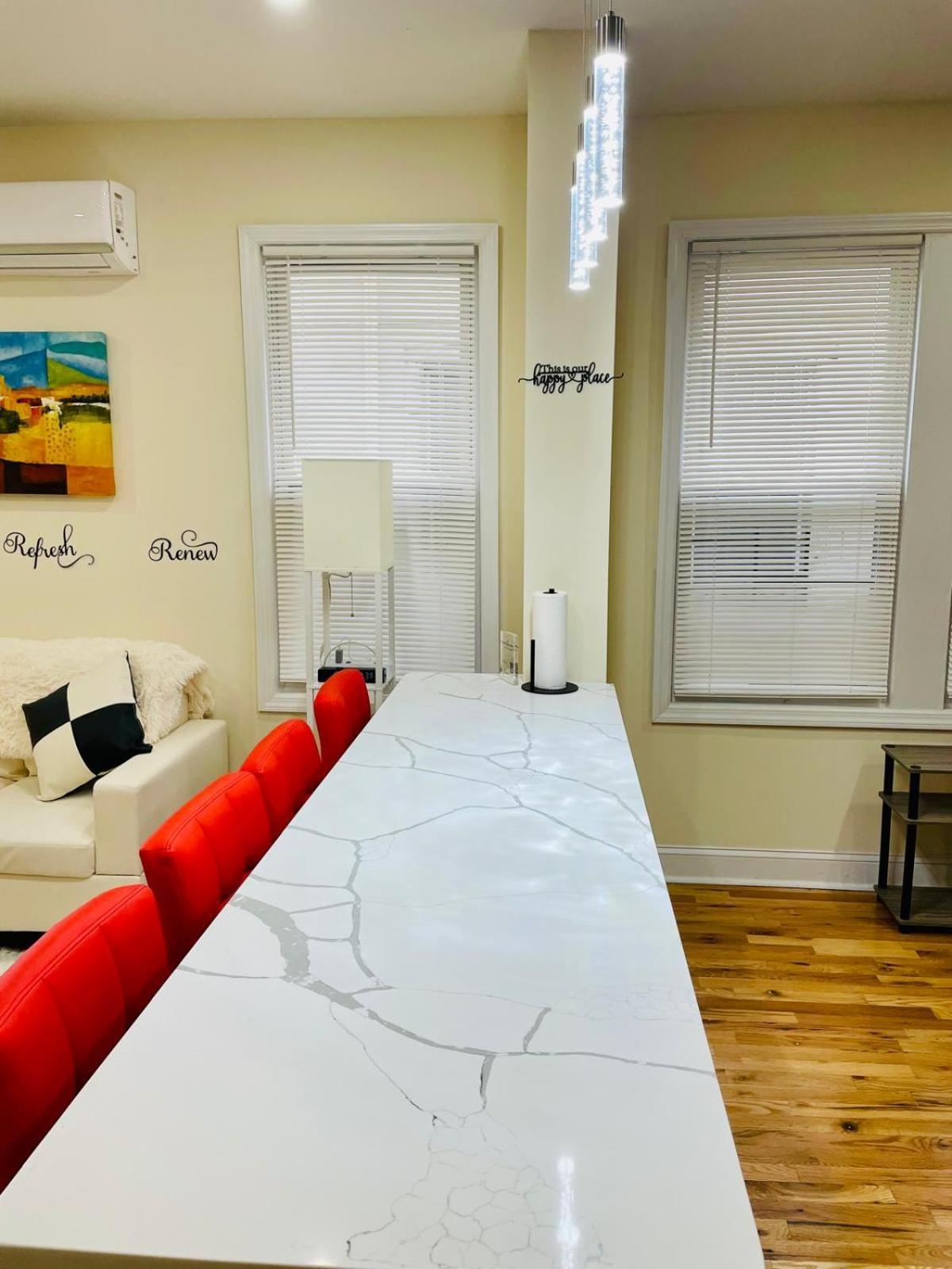 Appartamento Ooohlala! 2 Beds And 2 Full Baths W/Free Parking Newark Esterno foto