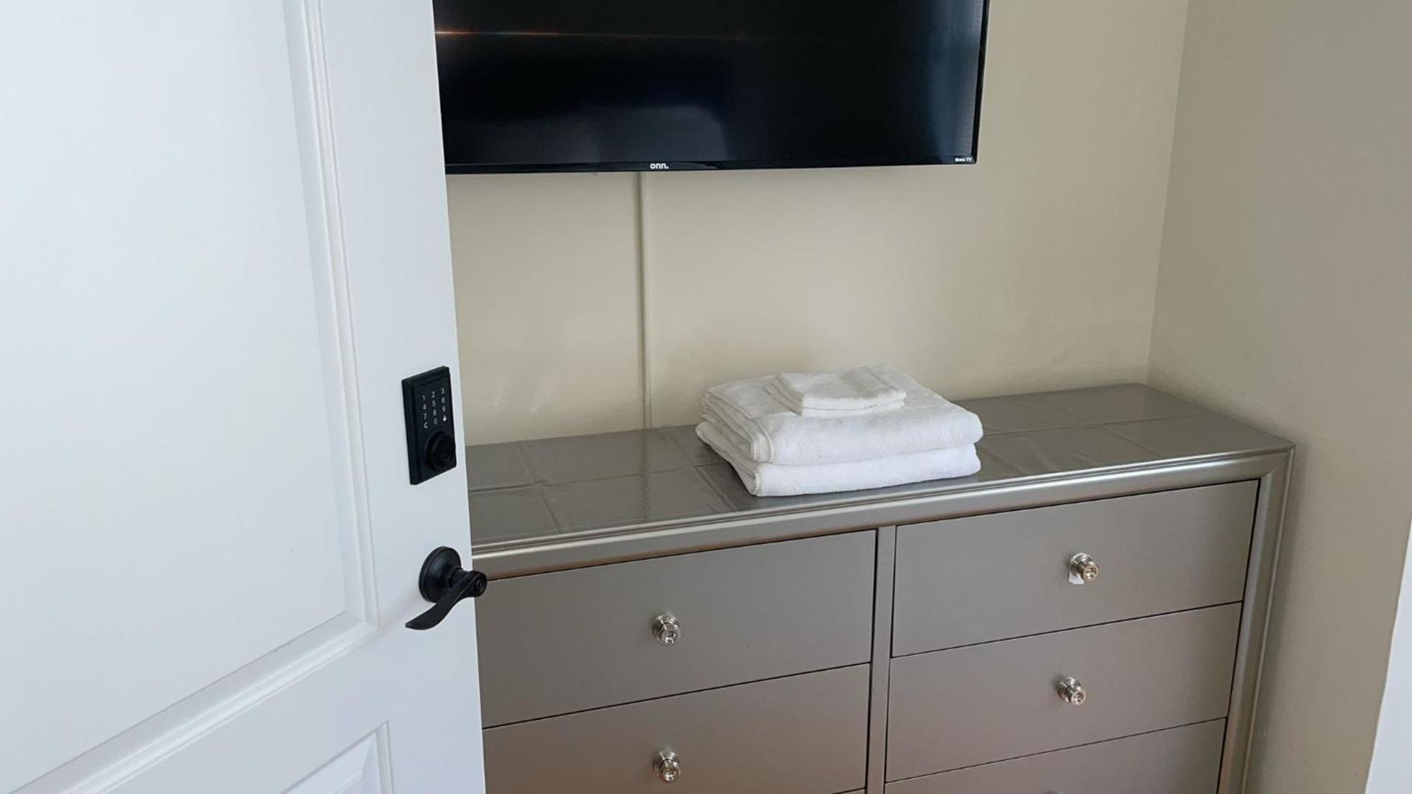 Appartamento Ooohlala! 2 Beds And 2 Full Baths W/Free Parking Newark Esterno foto