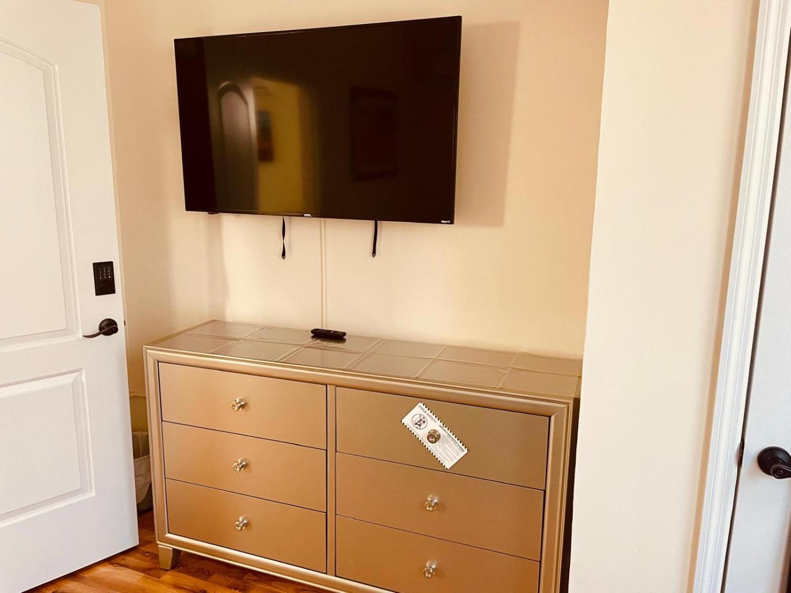 Appartamento Ooohlala! 2 Beds And 2 Full Baths W/Free Parking Newark Esterno foto